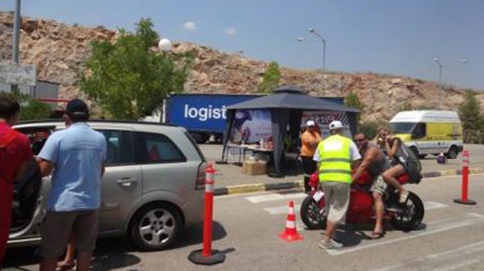 Το «Pit – Stop για την Οδική Ασφάλεια» υλοποιήθηκε με στόχο να βοηθήσει τους οδηγούς να συνειδητοποιήσουν τα ζητήματα που πρέπει να προσέχουν κα